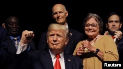 El presidente Trump junto a la expresa política cubana Cary Roque, en el Teatro Manuel Artime de Miami, el 16 de junio de 2017. REUTERS/Carlos Barria