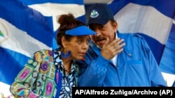 Imagen de archivo del presidente de Nicaragua, Daniel Ortega, junto a su esposa, la vicepresidenta Rosario Murillo, en un evento de campaña el 5 de septiembre de 2018. Foto archivo: AP/Alfredo Zuñiga.