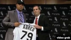 José Dariel "Pito" Abreu recibe la camiseta de los Medias Blancas de Chicago.