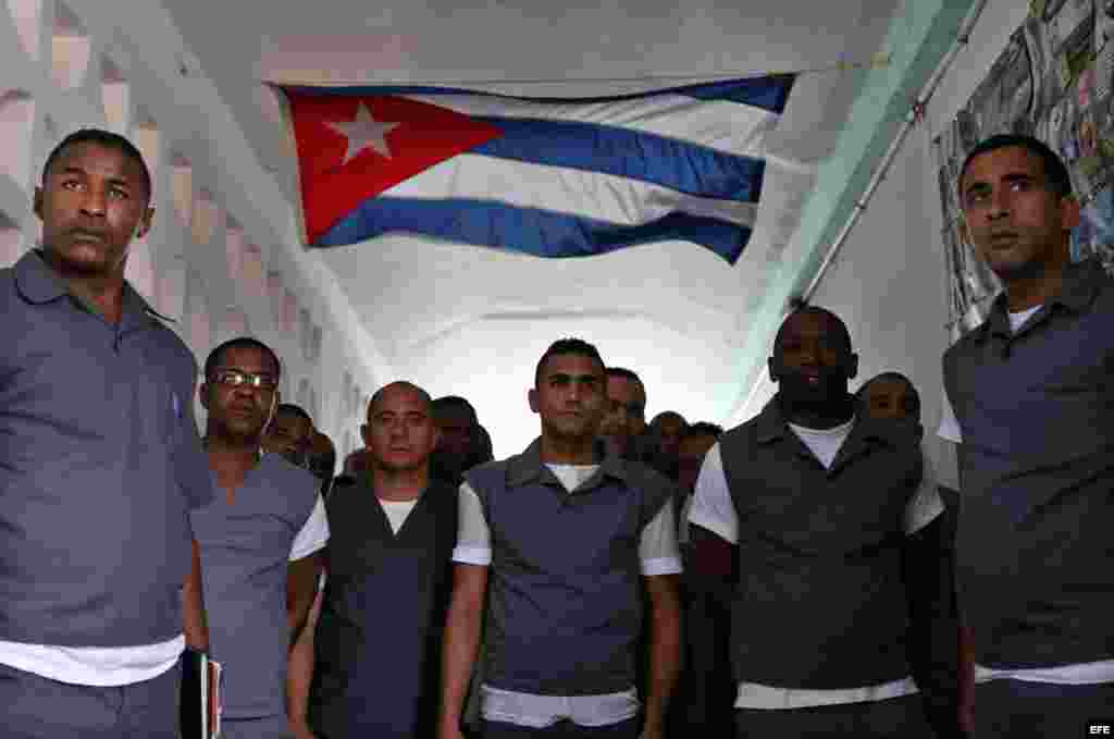 Reclusos posan en un pasillo de la prisión Combinado del Este, en La Habana.