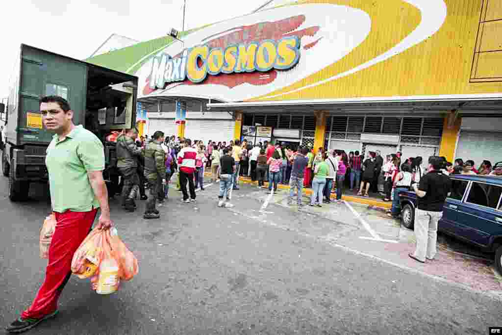 Los afortunados que encuentran lo que necesitan en los mercados gubernamentales lo pagan a precios controlados, los otros tienen que acudir a mercados privados donde todo es hasta siete veces más caro. El precio normal de un kilo de leche en polvo es de 30 bolívares, pero en esos mercados puede ser hasta de 250 cuando el salario mínimo es de 3.270 --unos 519 dólares a la tasa oficial de 6,30 pero unos 45 en el mercado negro-.
