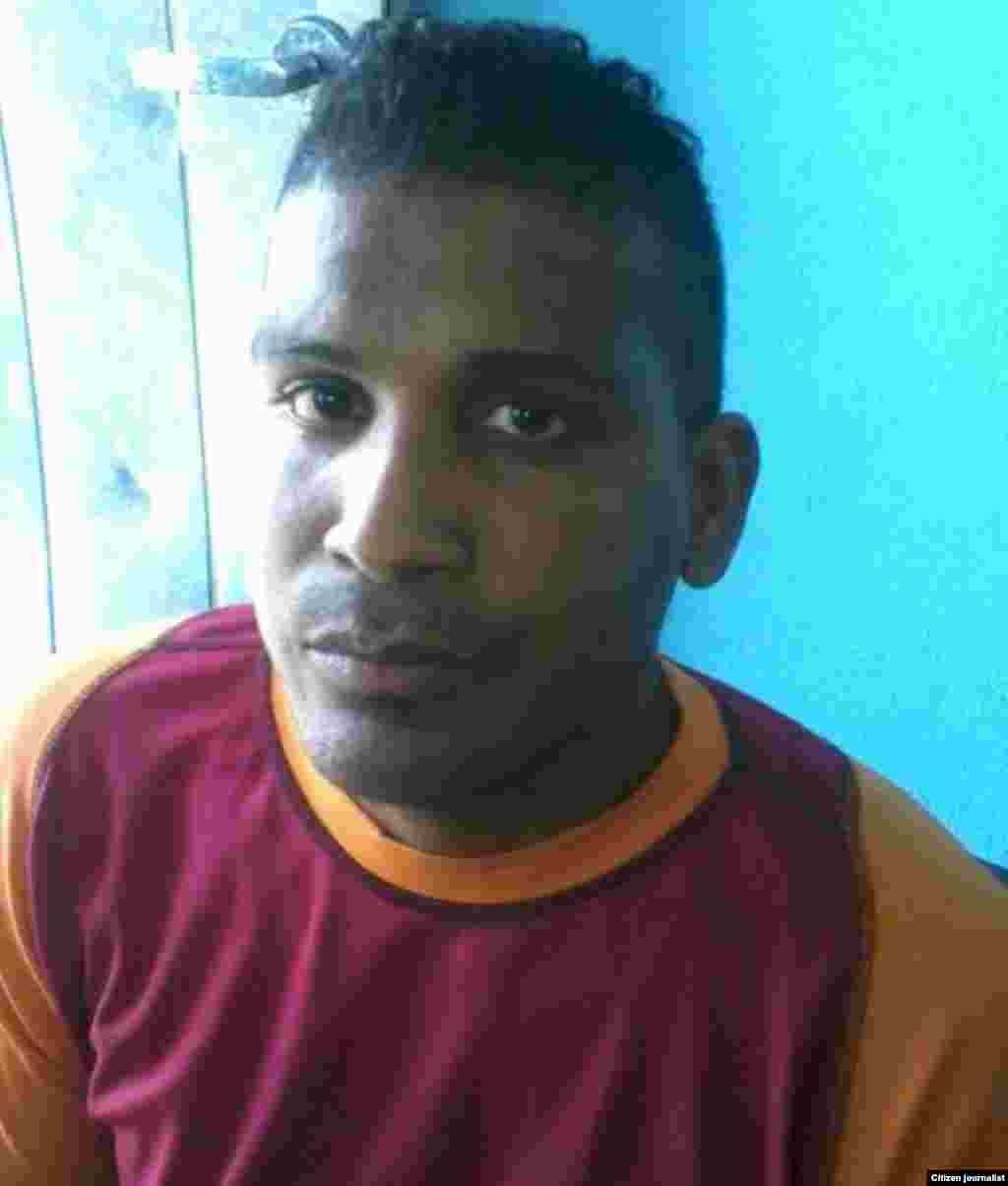  Yordanis Chavez golpeado por los militares en Santiago de Cuba