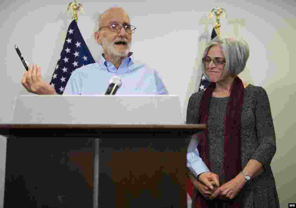 El contratista estadounidense Alan Gross se dispone a comparecer ante la prensa acompañado por su esposa, Judy Gross, en Washington DC, Estados Unidos