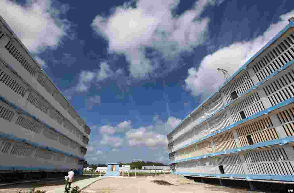 Vista de dos edificios de la prisión Combinado del Este, en La Habana, Cuba, durante una visita realizada por la prensa nacional y extranjera acreditada en la isla.